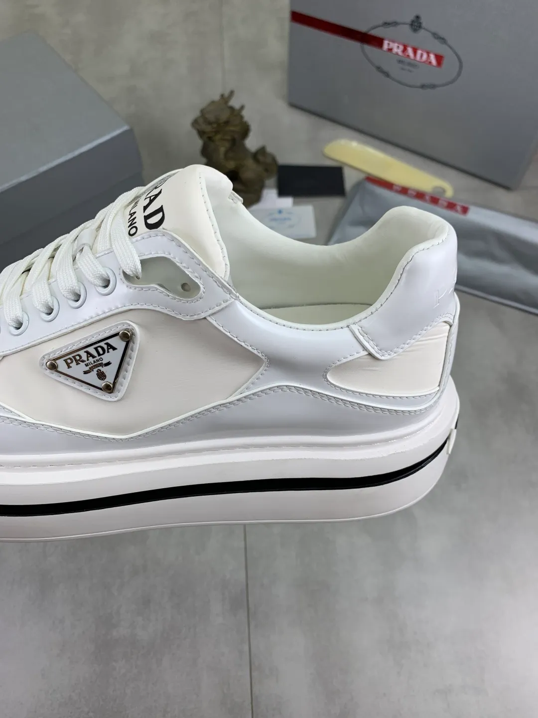 Men's shoes 💰P560💰 [New model] High version official website popular model is on the market, 🆘 Trendy brand (Prada) mainly promotes popular model, avant-garde and versatile fashionable men's shoes private version mold opening, cowhide surface splicing 1:1.. Stylish and simple, original imported cowhide lining cowhide feet; the atmosphere and personality are more fashionable, eye-catching and pursuing class. It will subvert the old idea and be a must-have for fashion trendsetters with you! Must keep it for yourself! Tall and comfortable, large and low, high-end quality workmanship. Size: 38-45; multiple colors available.